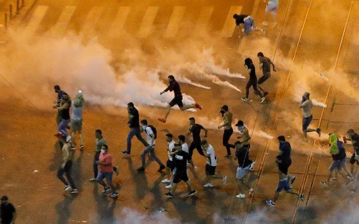 Άγριες συγκρούσεις και εκατοντάδες τραυματίες στο Βουκουρέστι (εικόνες)